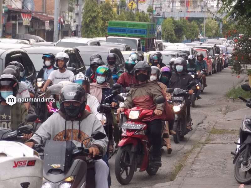 PPKM Level 4, Jalan Disekat, Masyarakat Meradang PPKM Level 4, Jalan Disekat, Masyarakat Meradangi