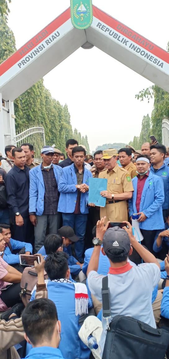 Gubri Syamsuar Terima Aspirasi Mahasiswa Riau yang Menuntut Penuntasan Kasus Karhutla Gubri Syamsuar Terima Aspirasi Mahasiswa Riau yang Menuntut Penuntasan Kasus Karhutlai