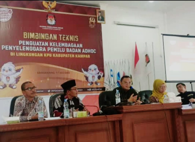 Gelar Bimtek Etik Kelembagaan Penyelenggara Adhoc, KPU Kampar Hadirkan Komisioner DKPP RI di Hadapan PPK 21 Kecamatan Gelar Bimtek Etik Kelembagaan Penyelenggara Adhoc, KPU Kampar Hadirkan Komisioner DKPP RI di Hadapan PPK 21 Kecamatani