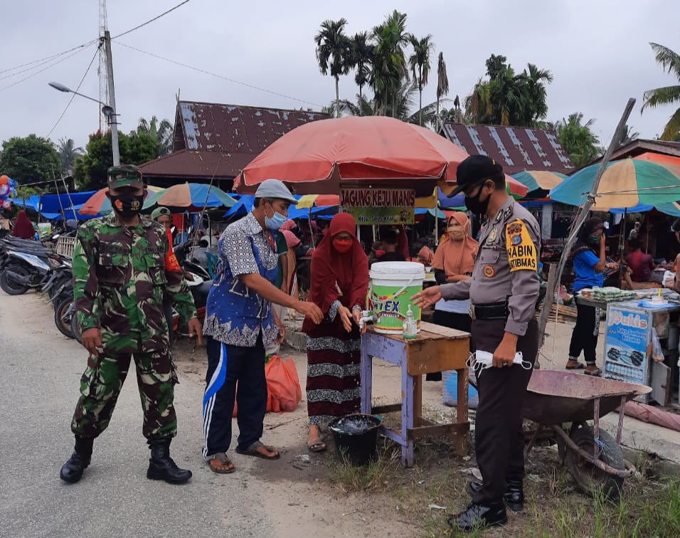 Bhabinkamtibmas Igusti Ketut Bagikan Masker Kepada Pengunjung Pasar Jum'at Pangkalan Baru Bhabinkamtibmas Igusti Ketut Bagikan Masker Kepada Pengunjung Pasar Jum'at Pangkalan Barui