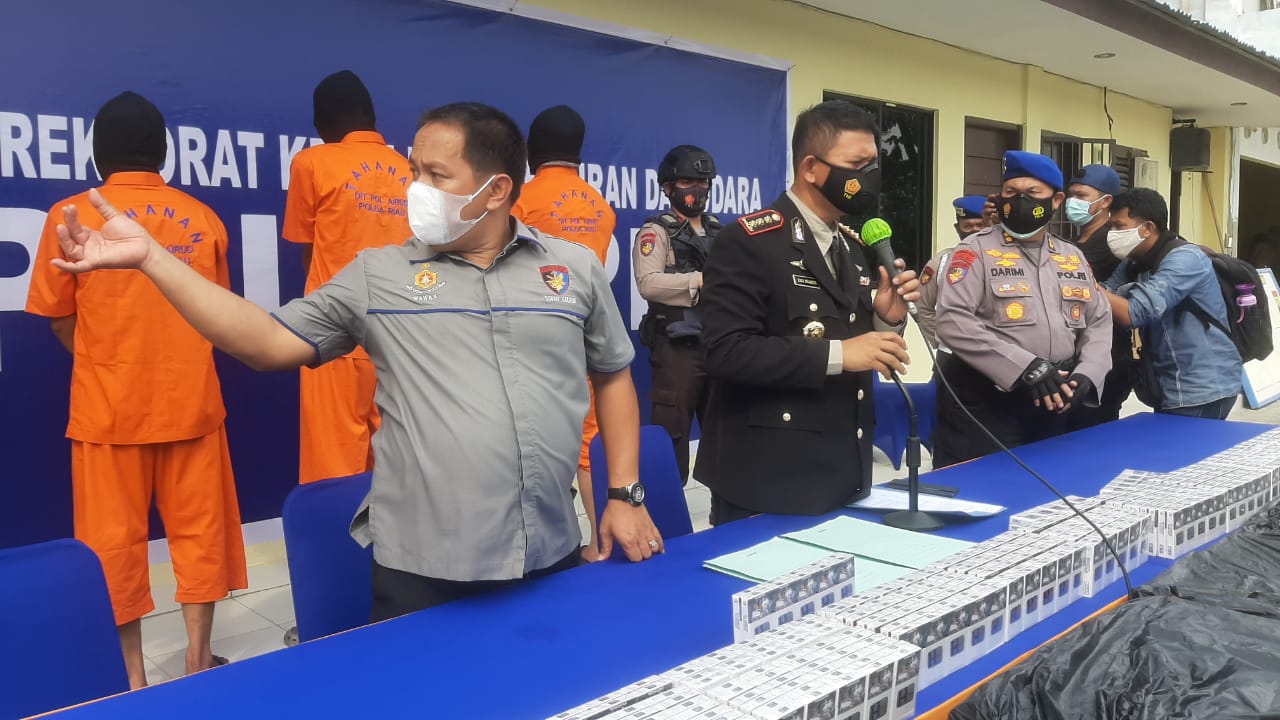 Tiga Pelaku Penyelundup 230 Ribu Batang Rokok Ditangkap Polairud Tiga Pelaku Penyelundup 230 Ribu Batang Rokok Ditangkap Polairudi