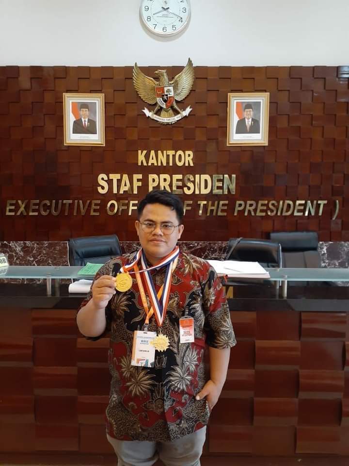 Sambut Tahun Baru 2024 Sosok Ini Menyelam