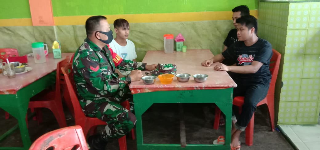 Babinsa Koramil 06/SH Terus Himbau Warga Agar Selalu Menerapkan Prokes Di Rumah Makan Babinsa Koramil 06/SH Terus Himbau Warga Agar Selalu Menerapkan Prokes Di Rumah Makani