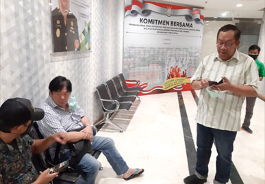 Buronan Korupsi Pembangunan Konstruksi Runway Bandara Moa Tiakur Ditangkap di Pekanbaru Buronan Korupsi Pembangunan Konstruksi Runway Bandara Moa Tiakur Ditangkap di Pekanbarui
