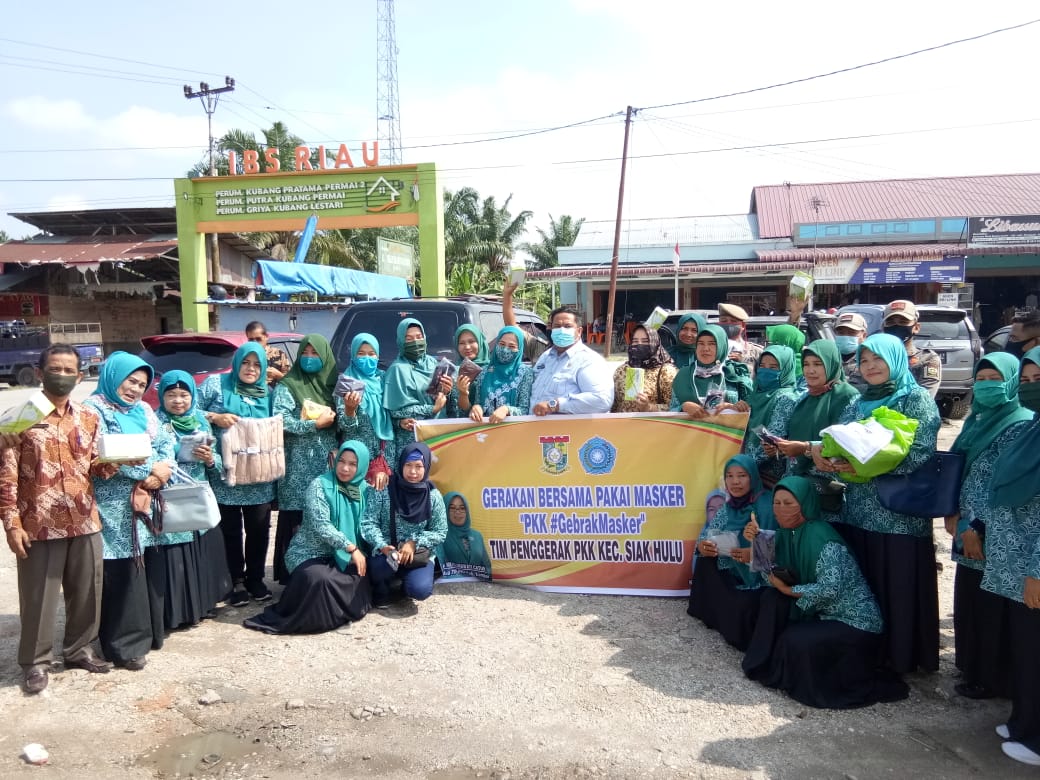 Terus Cegah Covid-19, Camat Siak Hulu dan TP PKK Bagikan 3000 Masker Terus Cegah Covid-19, Camat Siak Hulu dan TP PKK Bagikan 3000 Maskeri