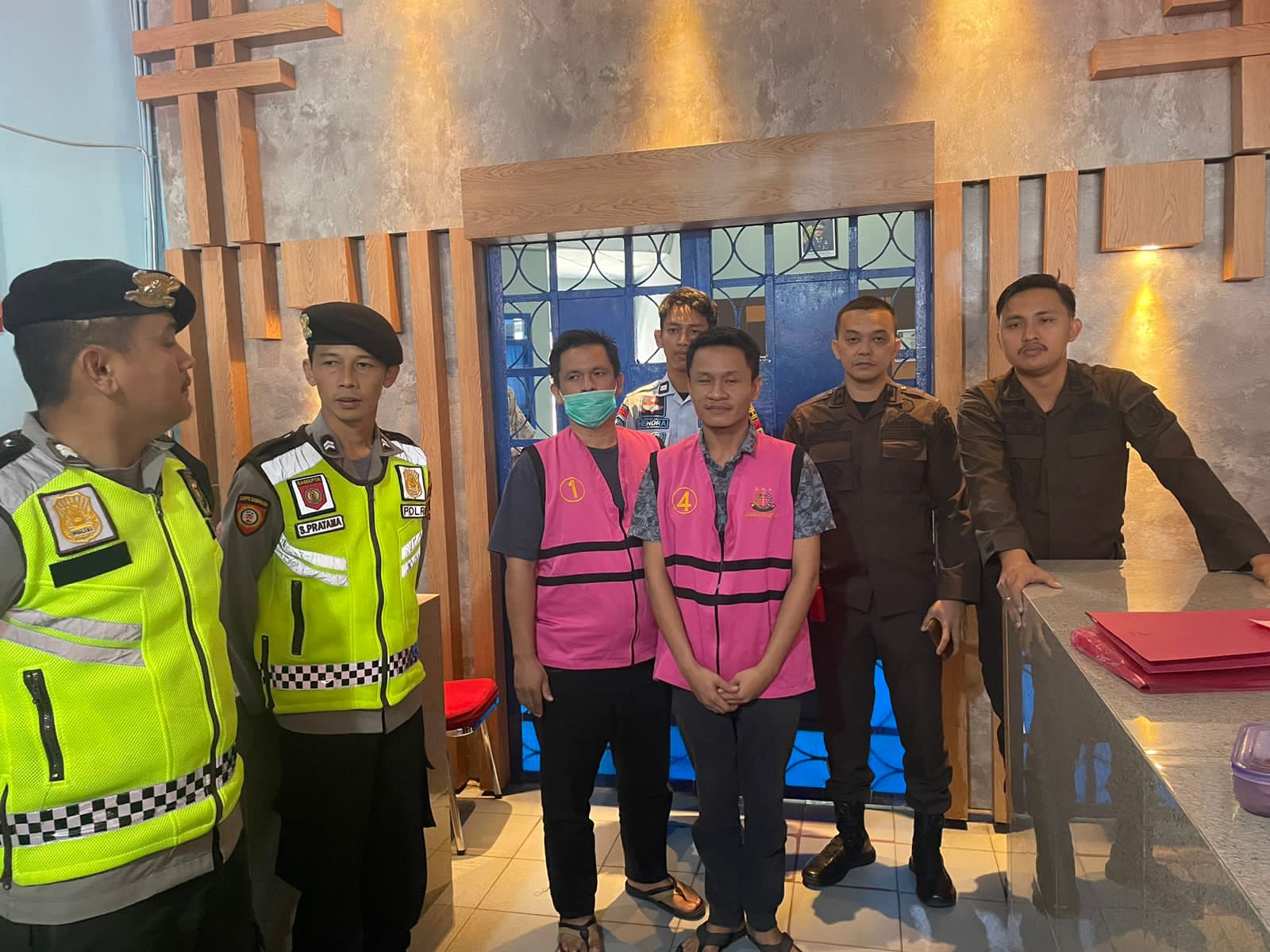 Kejaksaan Negeri Tanjung Jabung Timur Melaksanakan Pengamanan Eksekusi terhadap Terdakwa NURKHOLIS, S.IP. bin RAMLI dan Terdakwa TENGKU ARDIANSYAH, S.H., M.H. Kejaksaan Negeri Tanjung Jabung Timur Melaksanakan Pengamanan Eksekusi terhadap Terdakwa NURKHOLIS, S.IP. bin RAMLI dan Terdakwa TENGKU ARDIANSYAH, S.H., M.H.i