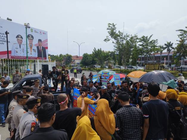 Didemo Nelayan, Pemprov Riau segera Cabut Izin Tambang PT Logomas Utama Didemo Nelayan, Pemprov Riau segera Cabut Izin Tambang PT Logomas Utamai