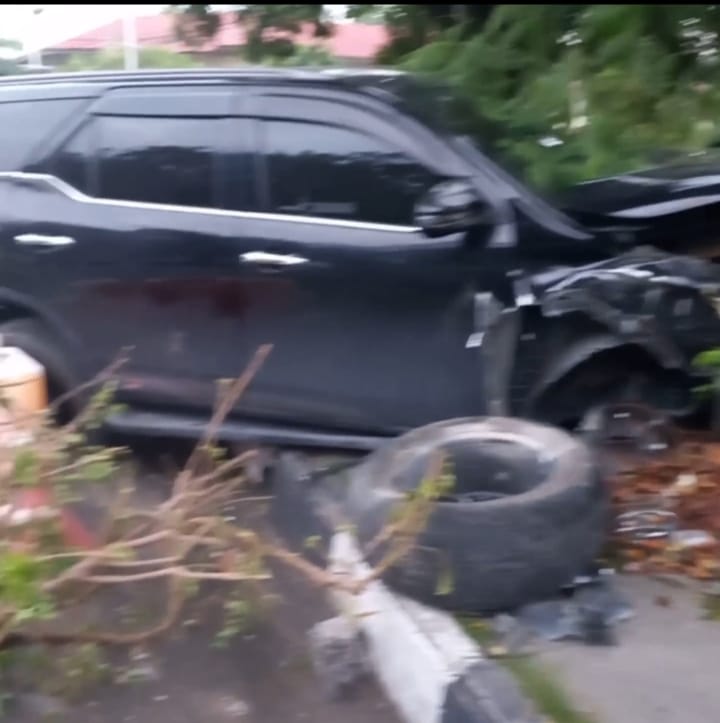 Hantam Pagar Disnak dan Keswan, Sopir Minibus Fortuner Diduga dalam Pengaruh Narkoba.i