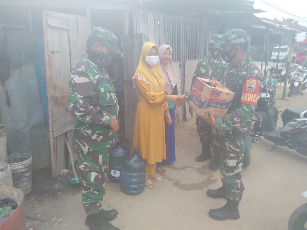 Dukungan TMMD Ke -110, Babinsa Bagikan Sembako kepada Masyarakat Tidak mampu Dukungan TMMD Ke -110, Babinsa Bagikan Sembako kepada Masyarakat Tidak mampui