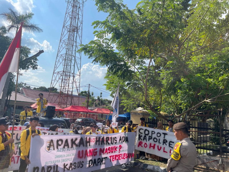 BEM FIA Unilak Lakukan Demo Kemanusiaan di Polda Riau Terkait Kematian Ibu dan Anak Akibat Kebakaran Dirohul BEM FIA Unilak Lakukan Demo Kemanusiaan di Polda Riau Terkait Kematian Ibu dan Anak Akibat Kebakaran Dirohuli