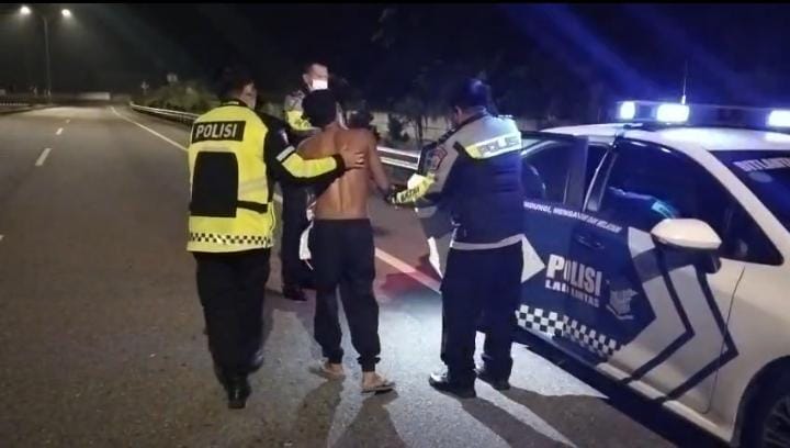 Polisi Presisi ditunjukkan Anggota Ditlantas Polda Riau Berikan Pertolongan Pengendara Yang Sedang Sakit Menuju RS Eria Bundai