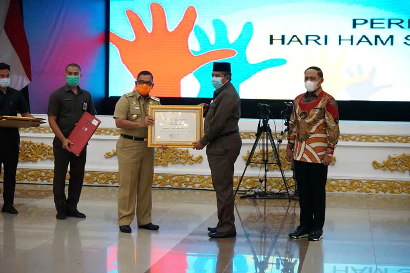 Siak Kembali Raih Penghargaan Kabupaten Peduli HAM Siak Kembali Raih Penghargaan Kabupaten Peduli HAMi