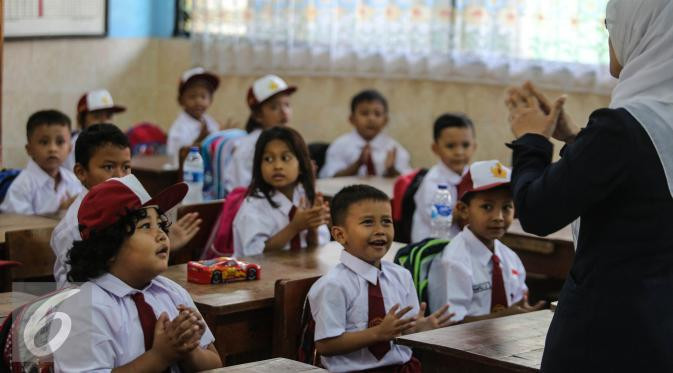 DPR Minta Nadiem Vaksinasi Siswa Sebelum Buka Sekolah Juli DPR Minta Nadiem Vaksinasi Siswa Sebelum Buka Sekolah Julii