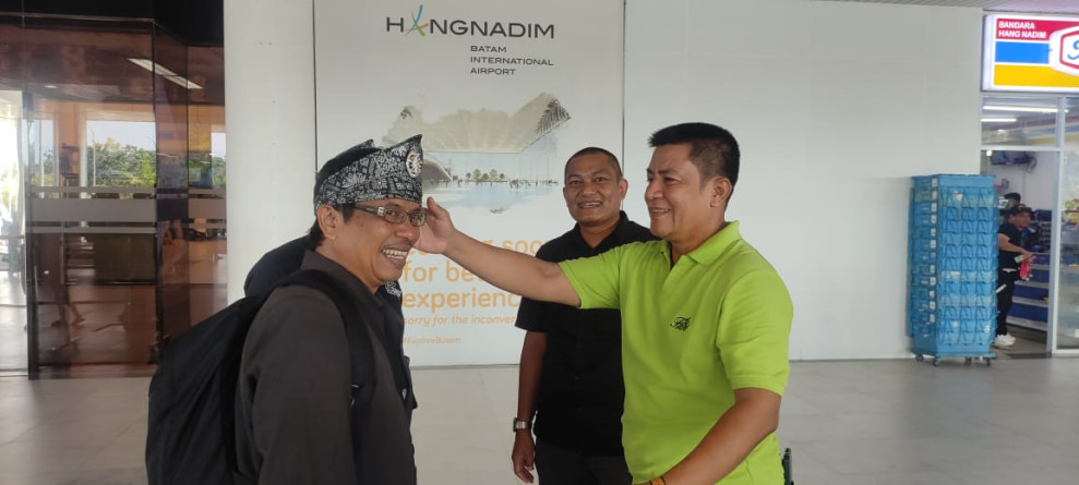 Tiba di Batam, Ketua Umum SMSI Dipakaikan Tanjak Melayui