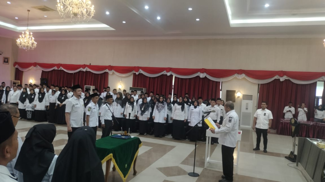 Gubri Brigjen TNI (Purn) Edy Natar Nasution Melantik 226 Kepala SMA/SMK se-Riau. Gubri Brigjen TNI (Purn) Edy Natar Nasution Melantik 226 Kepala SMA/SMK se-Riau.i