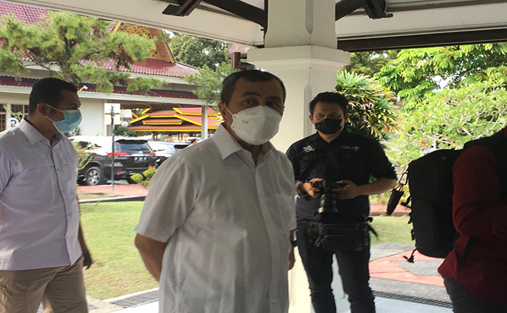 Syamsuar Izinkan Pacu Jalur dan Bakar Tongkang Digelar di 2022 Syamsuar Izinkan Pacu Jalur dan Bakar Tongkang Digelar di 2022i