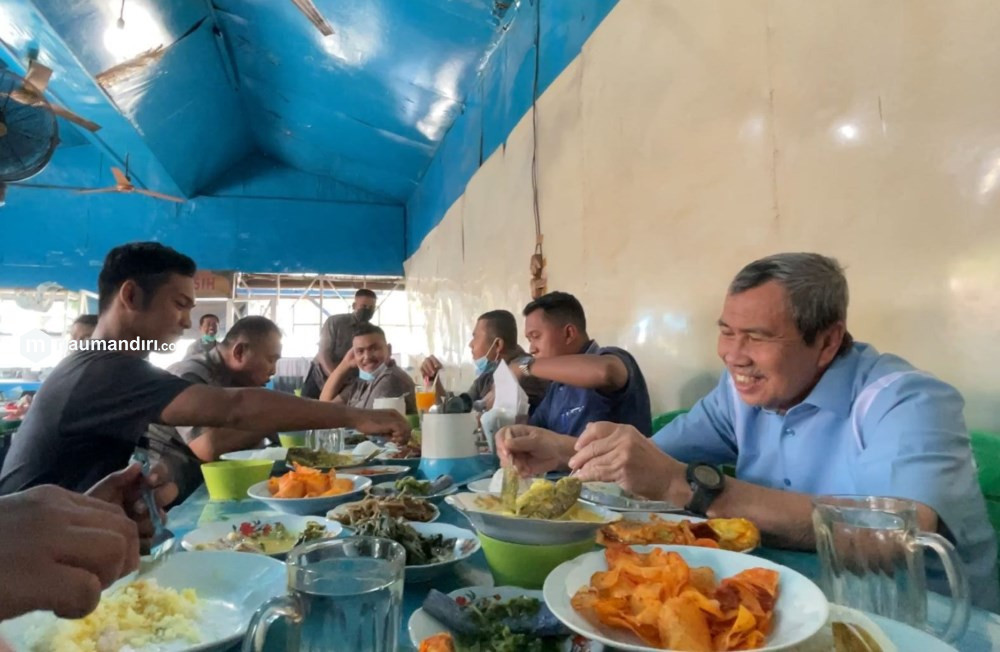 Gubernur Riau Ajak Musisi Jalanan Makan Gubernur Riau Ajak Musisi Jalanan Makani