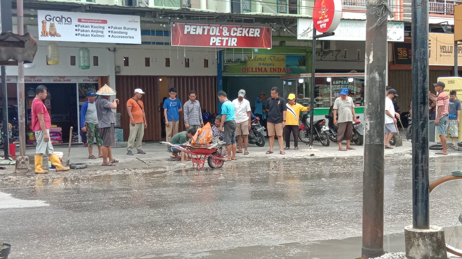 Sigit Yuwono ST. Turun langsung Bersama Masyarakat Gotong Royong Masal di RW 16 Kel. Tobekgodang Sigit Yuwono ST. Turun langsung Bersama Masyarakat Gotong Royong Masal di RW 16 Kel. Tobekgodangi