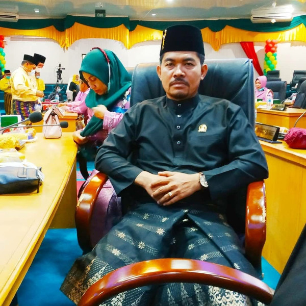 Oknum Anggota DPRD Kampar Diduga Ancam Wartawan 'Terserempet' Pemberitaan Nikah Siri dengan Kepala Puskesmas Oknum Anggota DPRD Kampar Diduga Ancam Wartawan 'Terserempet' Pemberitaan Nikah Siri dengan Kepala Puskesmasi