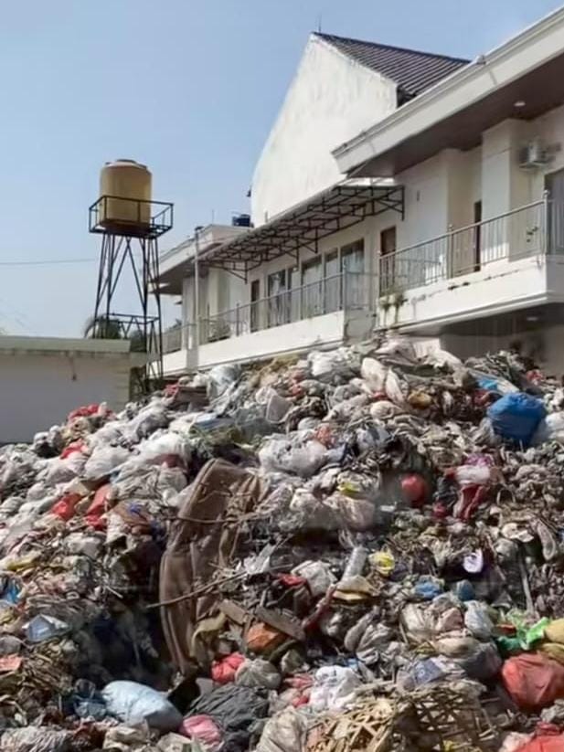 Walikota Pekanbaru Diduga Langgar UU Pengelolaan Sampah, Gedung Dekranasda Jadi TPS Liar Walikota Pekanbaru Diduga Langgar UU Pengelolaan Sampah, Gedung Dekranasda Jadi TPS Liari