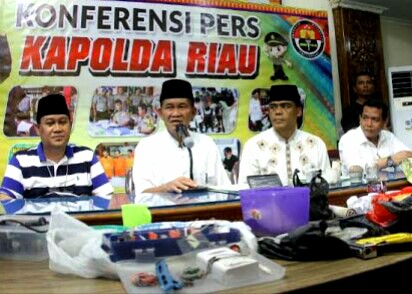 3 Terduga Teroris Bersama Bom Siap Ledak Diamankan Aparat di Kampus UR 3 Terduga Teroris Bersama Bom Siap Ledak Diamankan Aparat di Kampus URi