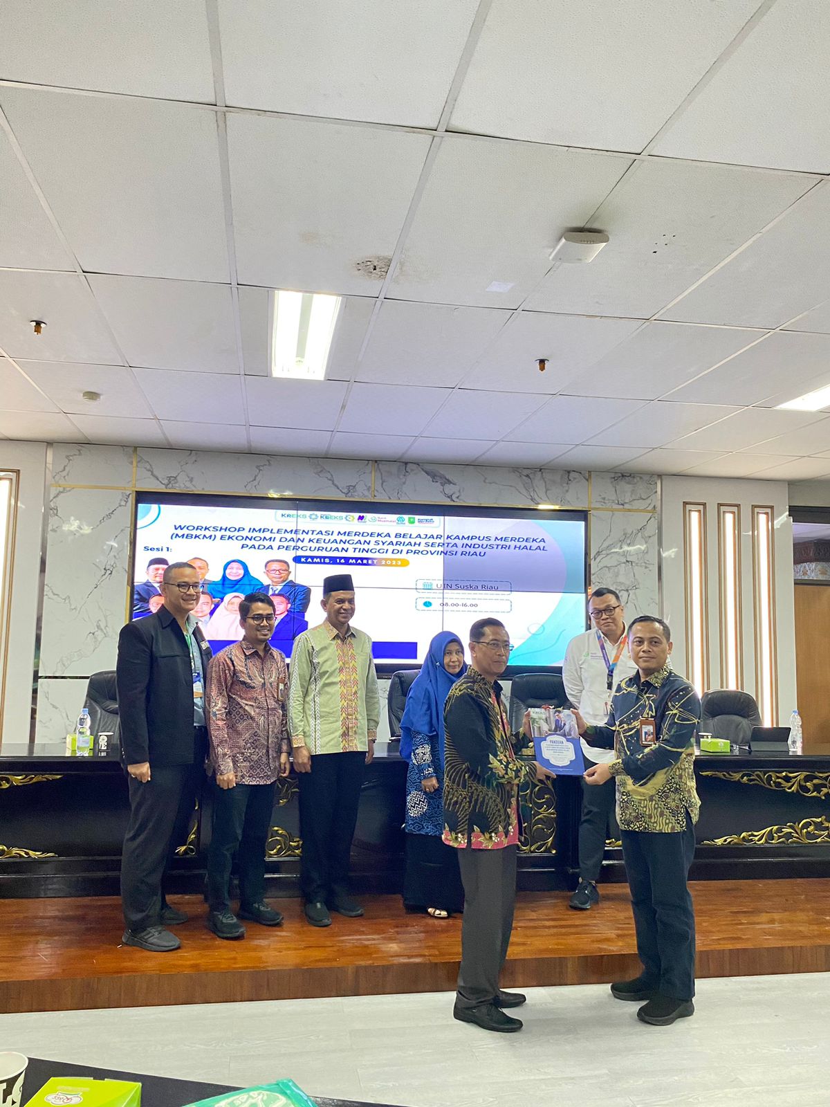 KNEKS Gandeng FEIS Bahas MBKM dalam Sektor Keuangan Syariah dan Industri Halal KNEKS Gandeng FEIS Bahas MBKM dalam Sektor Keuangan Syariah dan Industri Halali