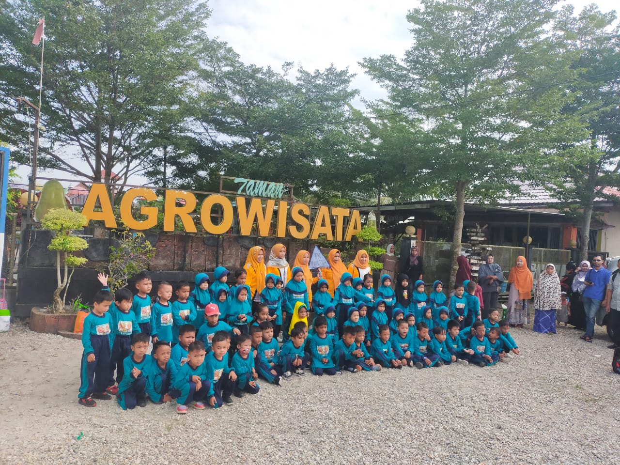 TK Mawaddah Siak Hulu Ajak Murid Belajar Sambil Bermain ke Taman Agrowisatai