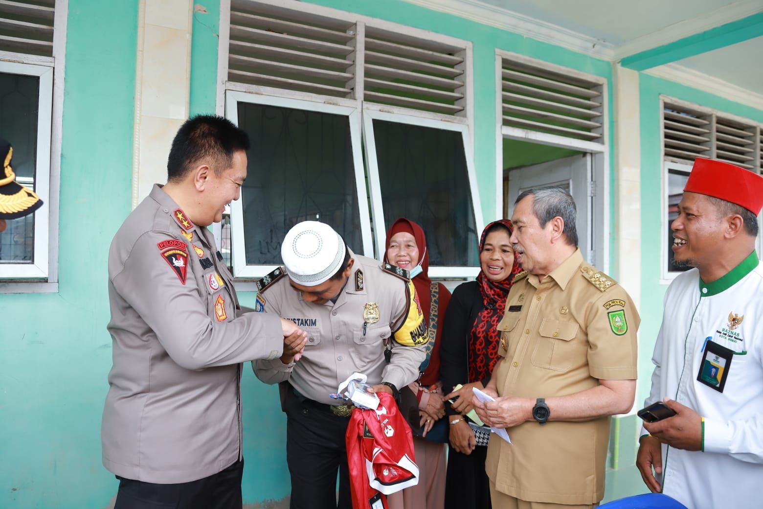 Aiptu Mustakim, Bhabinkamtibmas Pengajar Ngaji di TPA, Mendapat Kejutan Kapolda dan Gubernur Riau Aiptu Mustakim, Bhabinkamtibmas Pengajar Ngaji di TPA, Mendapat Kejutan Kapolda dan Gubernur Riaui
