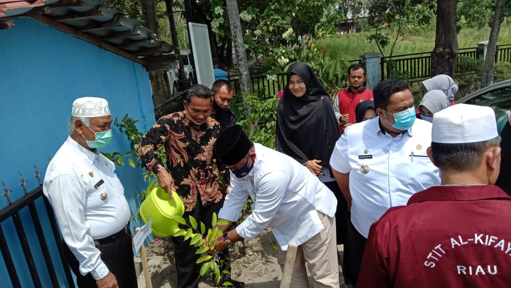Kades Tanah Merah Syahrul Amri dan Sekda Kampar Tanam 1000 Pohon Produktif Kades Tanah Merah Syahrul Amri dan Sekda Kampar Tanam 1000 Pohon Produktifi