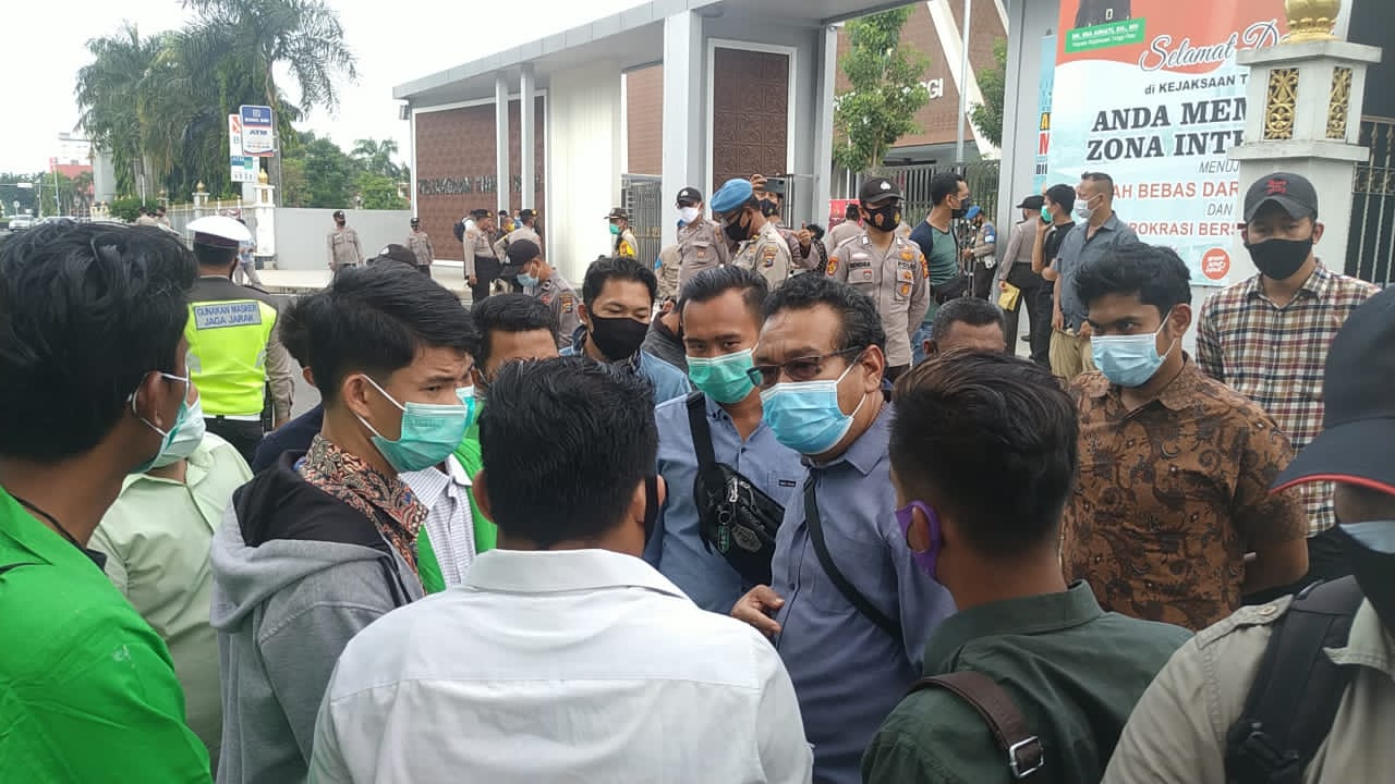 Sejumlah mahasiswa lakukan aksi bela kampus di Kejati Riau Sejumlah mahasiswa lakukan aksi bela kampus di Kejati Riaui