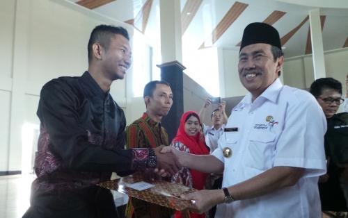 Syamsuar Serahkan SK Penugasan Guru dan Tenaga Pendidik Tidak Tetap se-Siak Syamsuar Serahkan SK Penugasan Guru dan Tenaga Pendidik Tidak Tetap se-Siaki