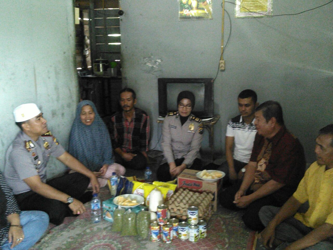 Jum'at Barokah, Polresta Pekanbaru Kembali Kunjungi Warga Kurang Mampu Jum'at Barokah, Polresta Pekanbaru Kembali Kunjungi Warga Kurang Mampui