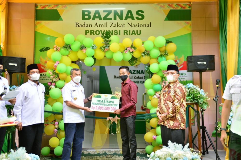 BAZNAS Riau Serahkan Bantuan Beasiswa Bagi Pelajar Riau BAZNAS Riau Serahkan Bantuan Beasiswa Bagi Pelajar Riaui