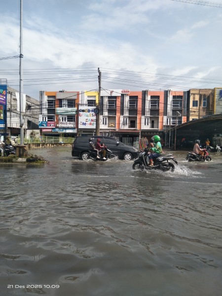 JALAN MULUS DI PEKANBARU TAPI DRENASE TIDAK DIREVITALISASI. 3 JAM HUJAN BANJIR DIMANA - MANA