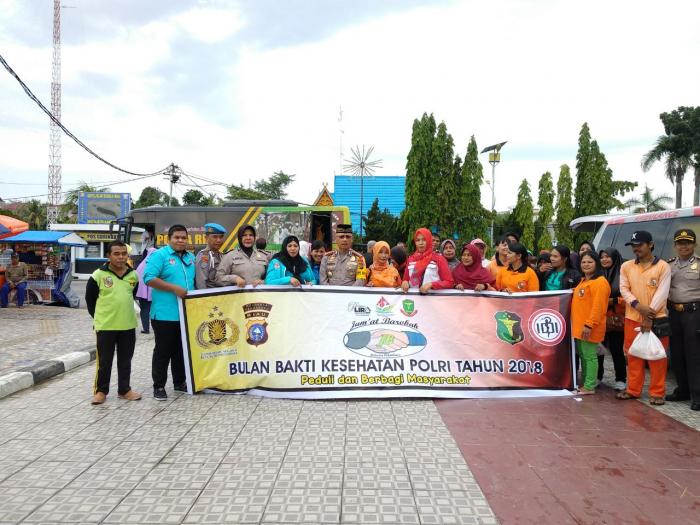 Polresta Pekanbaru Bagikan Sembako Petugas Kebersihan di RTH Pekanbaru Polresta Pekanbaru Bagikan Sembako Petugas Kebersihan di RTH Pekanbarui