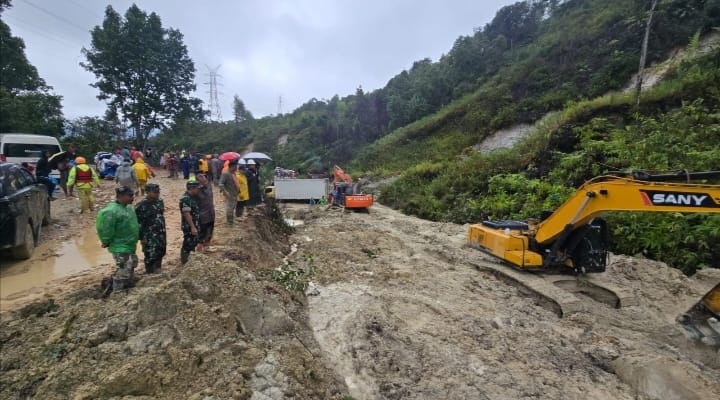 Danrem 023/Kawal Samudra Terjun Langsung Tinjau  Penanganan Longsor dan Pembukaan Akses Jalan.i