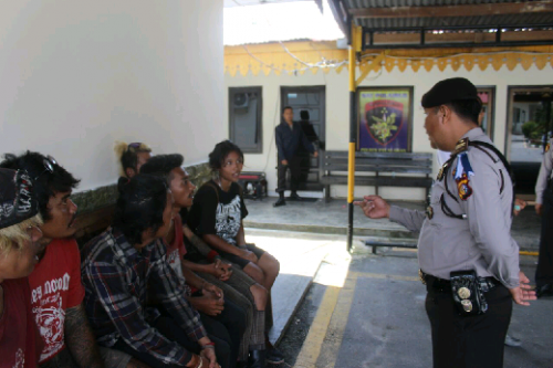 Polres Pelalawan Amankan 6 Anak Punk yang Berkeliaran di Simpang Langgam Polres Pelalawan Amankan 6 Anak Punk yang Berkeliaran di Simpang Langgami