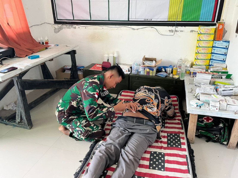 Satgas Pamtas RI-RDTL Yonarhanud 15/DBY Beri Pelayanan Kesehatan ke Warga Desa Netemnanu Utara Satgas Pamtas RI-RDTL Yonarhanud 15/DBY Beri Pelayanan Kesehatan ke Warga Desa Netemnanu Utarai