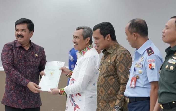 Kunker Ke Bumi Lancang Kuning, Menteri ATR/BPN Serahkan Sertifikat Tanah Ke Masyarakat Kunker Ke Bumi Lancang Kuning, Menteri ATR/BPN Serahkan Sertifikat Tanah Ke Masyarakati