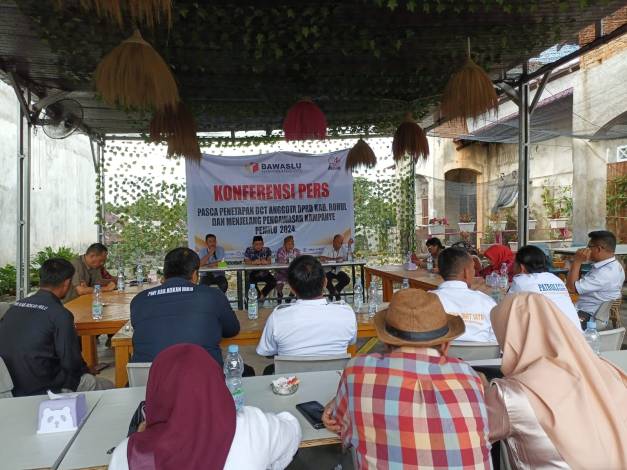 Bawaslu Rohul Tertibkan 5.240 Alat Peraga Pemilu