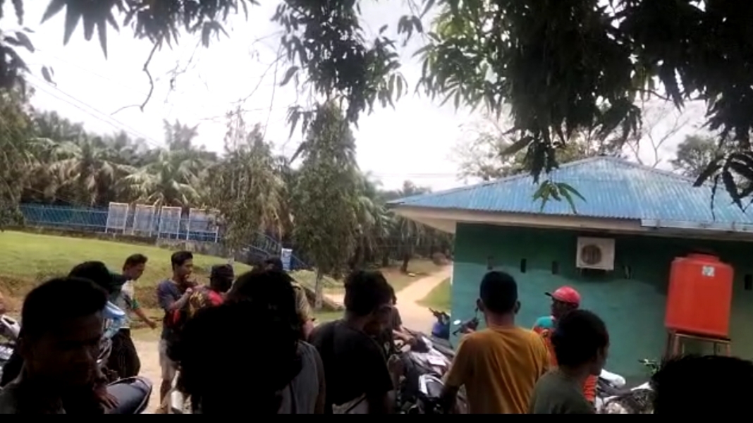 Tak Terima Dituduh Mencuri, Warga Talang Danto Geruduk Kantor Papam Kebun Tandun Tak Terima Dituduh Mencuri, Warga Talang Danto Geruduk Kantor Papam Kebun Tanduni