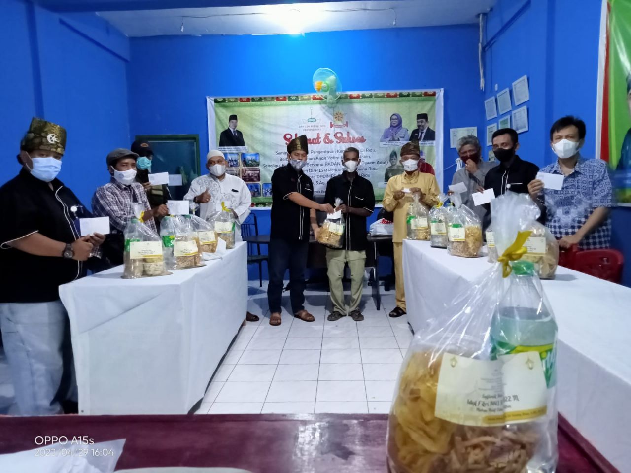 PADAN Riau & DPP LSM Peduli SDM Riau Sukses Berbagi Bingkisan Kue Lebaran Bagi Warga Ekonomi Lemah PADAN Riau & DPP LSM Peduli SDM Riau Sukses Berbagi Bingkisan Kue Lebaran Bagi Warga Ekonomi Lemahi