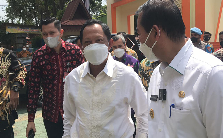 Mendagri Dorong Vaksinasi Door to Door Bagi Lansia di Pekanbaru Mendagri Dorong Vaksinasi Door to Door Bagi Lansia di Pekanbarui