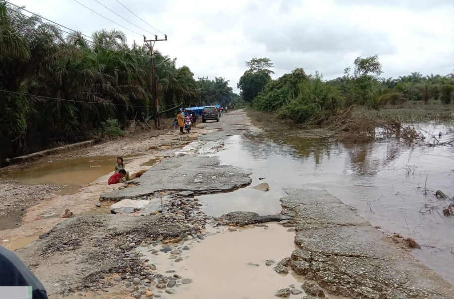 Kondisi Jalan Semakin Hancur Paska Banjir, Kades Buluh Cina Minta Pemda Segera Lakukan Perbaikan Total Kondisi Jalan Semakin Hancur Paska Banjir, Kades Buluh Cina Minta Pemda Segera Lakukan Perbaikan Totali