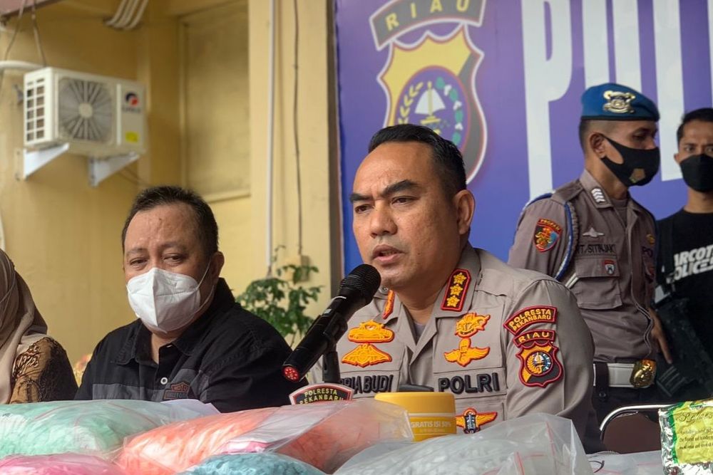 Polresta Pekanbaru Ringkus Kurir Narkoba Bersenjata Api Polresta Pekanbaru Ringkus Kurir Narkoba Bersenjata Apii