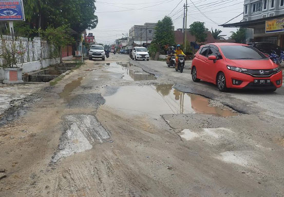 Begini Penampakan Jalan Rusak Akibat Galian IPAL di Sukajadi Begini Penampakan Jalan Rusak Akibat Galian IPAL di Sukajadii