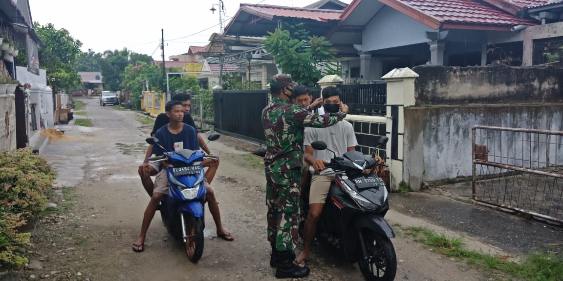 Babinsa Koramil 06/SH Bagikan Masker Sebagai Bentuk Dukungan TMMD Ke-110 Kodim 0313/KPR Babinsa Koramil 06/SH Bagikan Masker Sebagai Bentuk Dukungan TMMD Ke-110 Kodim 0313/KPRi