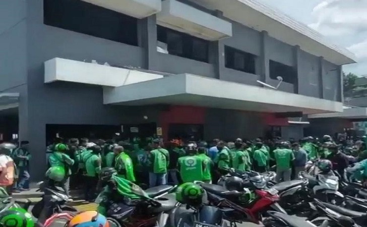 Restoran Cepat Saji McDonald’s Disegel Restoran Cepat Saji McDonald’s Disegeli