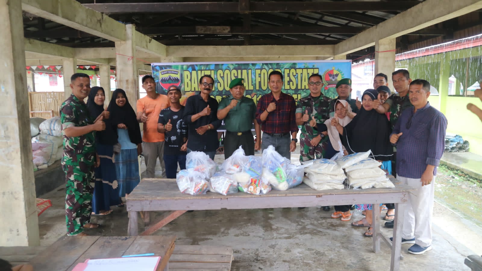 Bagikan Paket Sembako, Kodim 0311/Pessel Gelar Bhakti Sosial Dilokasi Food Estatei