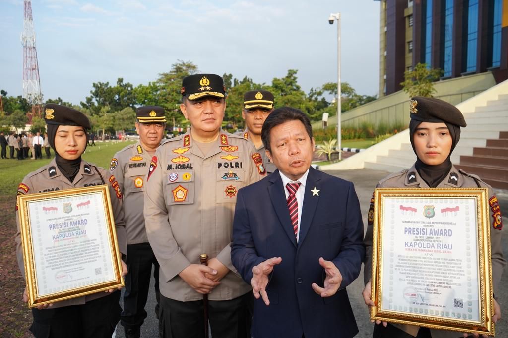 Terima 2 Penghargaan ‘PRESISI AWARD dari LEMPKAPI, Kapolda Riau Irjen Moh Iqbal : Ini Motivasi Sekaligus Vitamin yang Sangat Luar Biasai
